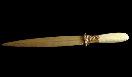 Civilización sumeria: daga de oro (29 cm). Del sitio web de Ur. Bagdad, Museo Nacional de Irak