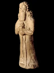 Civilización sumeria: estatuilla de terracota de genio protector (siglo VIII-VII a.C.)
