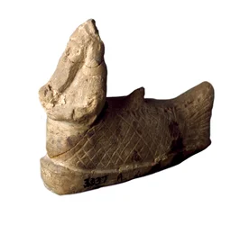 Civilización sumeria: estatuilla de terracota de un genio protector con forma de hombre-pez, colocada bajo los cimientos de una casa. Siglos VIII-VII a. C. Dimensiones: 12 x 9,7 cm. Bagdad, Museo Nacional de Irak