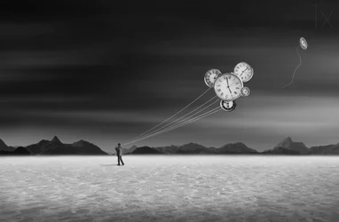 El hombre y los relojes voladores