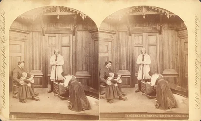 Muerte del bebé, Sección Sueca, de la exposición: Escenas de la vida hogareña de los suecos, Edificio de la Exposición Principal, 1876 (impresión estereoscópica)