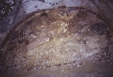 Fresco que representa un ángel sobre dos figuras acostadas en el suelo, del Apodyterium, principios del siglo VIII