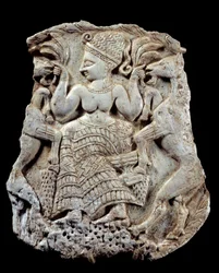 Tapa de marfil tallado: diosa micénica de la fecundidad como maestra de animales. De Twink El Beida, Siria. Siglo XIII a.C. París, Museo del Louvre