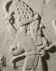 El rey Sulumeli vertiendo una libación con un dios (detalle)