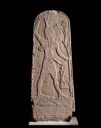 Arte oriental: estela del dios Baal en el relámpago. (Dios guerrero que protege al rey) Escultura del siglo XV a. C., Siria. París, Musée du Louvre