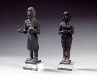 Estatuillas de adoradores y diosa en bronce, de Siria 2300-2000 a.C. París, Museo del Louvre