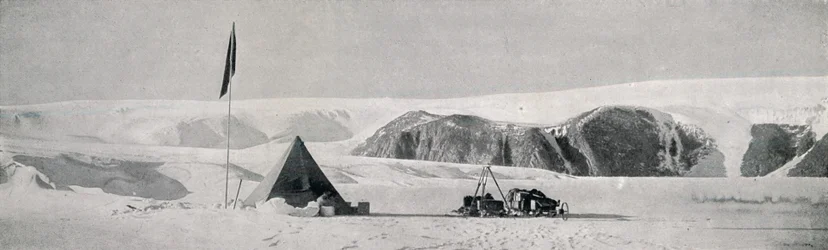 Acantilados de Couloir, Puerto de Granito, mostrando el campamento fuera de la lengua del piedemonte, c1911