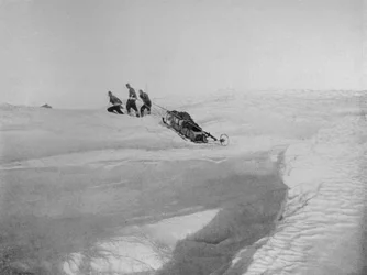Por tierra sobre el Cabo Roberts para evitar el pack de tornillos, c1911, 1913