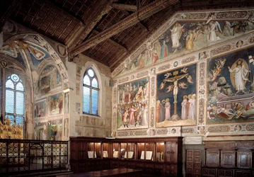 Vista interior de la sacristía con frescos que representan la pasión de Jesús