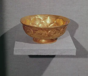 Cuenco decorado con pétalos de loto en relieve