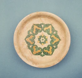 Plato de ofrenda chino, con líneas incisas para evitar que el color se corra, Dinastía Tang, 618-906