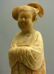 Cerámica pintada y dorada, figurilla femenina, dinastía Tang (618-907), Museo Nacional de Shanghái. Fotografía de Léonard de Selva, China, 2006.