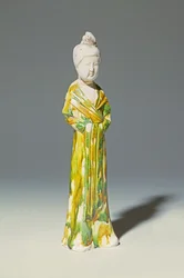 Figura de cerámica sancai de una dama de la corte de pie, Dinastía Tang