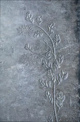 Estela grabada con un crisantemo, flores y hojas, 618-907 (piedra)