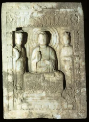 Estela que representa al Buda rodeado por sus dos asistentes, 618-907 (piedra caliza)