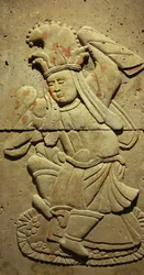 Estela de terracota con bailarina, dinastía Tang (618-907), descubierta en la provincia de Shaanxi, Museo del Bosque de Estelas en Xian. Fotografía, Leonard de Selva, China, 2006.