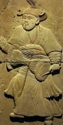Estela de terracota con músico, Dinastía Tang (618-907), descubierta en la Provincia de Shaanxi, Museo del Bosque de Estelas en Xian. Fotografía, Leonard de Selva, China, 2006.