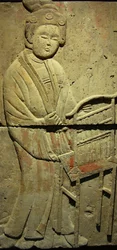 Estela de terracota con músico, Dinastía Tang (618-907), descubierta en la Provincia de Shaanxi, Museo del Bosque de Estelas en Xian. Fotografía, Leonard de Selva, China, 2006