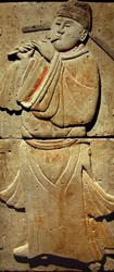 Estela de terracota con músico, dinastía Tang (618-907), descubierta en la provincia de Shaanxi, Museo del Bosque de Estelas en Xian. Fotografía, Leonard de Selva, China, 2006.