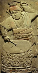 Estela de terracota con músico, Dinastía Tang (618-907), descubierta en la provincia de Shaanxi, Museo del Bosque de Estelas en Xian. Fotografía, Leonard de Selva, China, 2006.