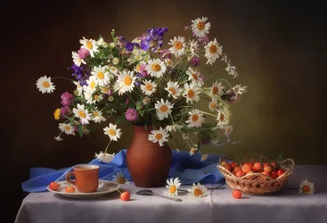Naturaleza muerta con margaritas y cerezas