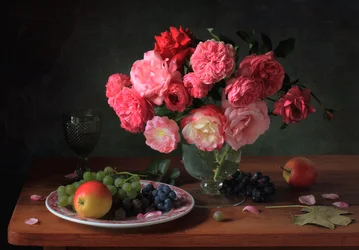 Naturaleza muerta con rosa oscura