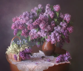 Naturaleza muerta con lilas frescas