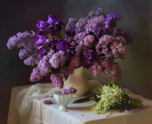 Naturaleza muerta con lilas y lirios morados