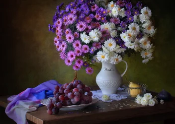 Flores rústicas y uvas