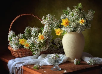 Naturaleza muerta con flores de primavera