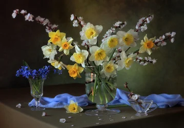 Arreglo floral primaveral con narcisos