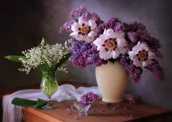 Lilas y peonías de primavera