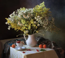 Naturaleza muerta con flores silvestres de verano