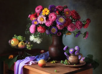 Naturaleza muerta con ásteres de colores vivos
