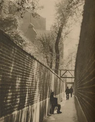 En Lansdowne Passage, donde un salteador de caminos una vez galopó por su vida, c1935