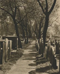 En el cementerio desusado de los disidentes en Bunhill Fields, c1935