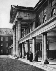 Pensionistas en el gran cuadrángulo del Hospital Real de Chelsea, Londres, 1926-1927