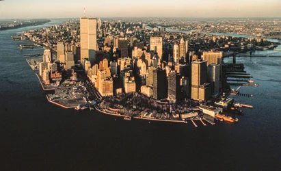 Vista aérea de los muelles del Bajo Manhattan desde el puerto de Nueva York, incluido el World Trade Cen...