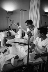 Soldados estadounidenses heridos en la guerra de Vietnam son trasladados por aire a un hospital en Clark A...