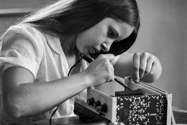 Programas educativos financiados por la Oficina de Evaluación Tecnológica, agencia federal...