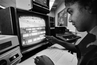Programas educativos financiados por la Oficina de Evaluación Tecnológica, agencia federal...