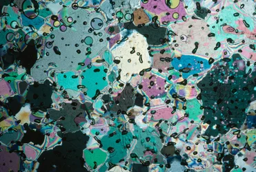 Los cristales de hielo de un núcleo reflejan los colores en diferentes ángulos