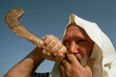 Hombre tocando el shofar en Yom Kippur