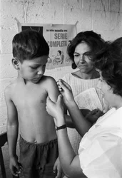 Una enfermera vacuna a un niño ecuatoriano en una misión del buque hospital SS Hope