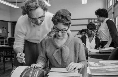 Profesor y alumna en una clase de contabilidad en el instituto James A. Garfield,...
