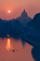 Tíber con la Basílica de San Pedro al atardecer