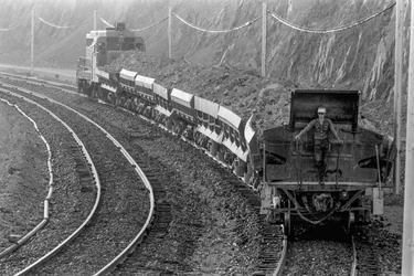 Tren que transporta mineral de cobre de la mina a la fundición en Phelps Dodge Smelter Douglas Ariz...