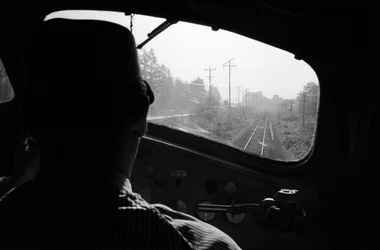 Vista de las vías desde la cabina de una locomotora diésel con el maquinista, Noroeste del Pacífico