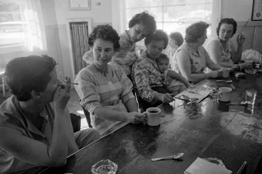 Unas mujeres charlan mientras desayunan en una cafetería de Oregón.