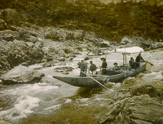 Una barca en los rápidos del río Hozu, Kioto, hacia 1900 - 1915 (fotografía)